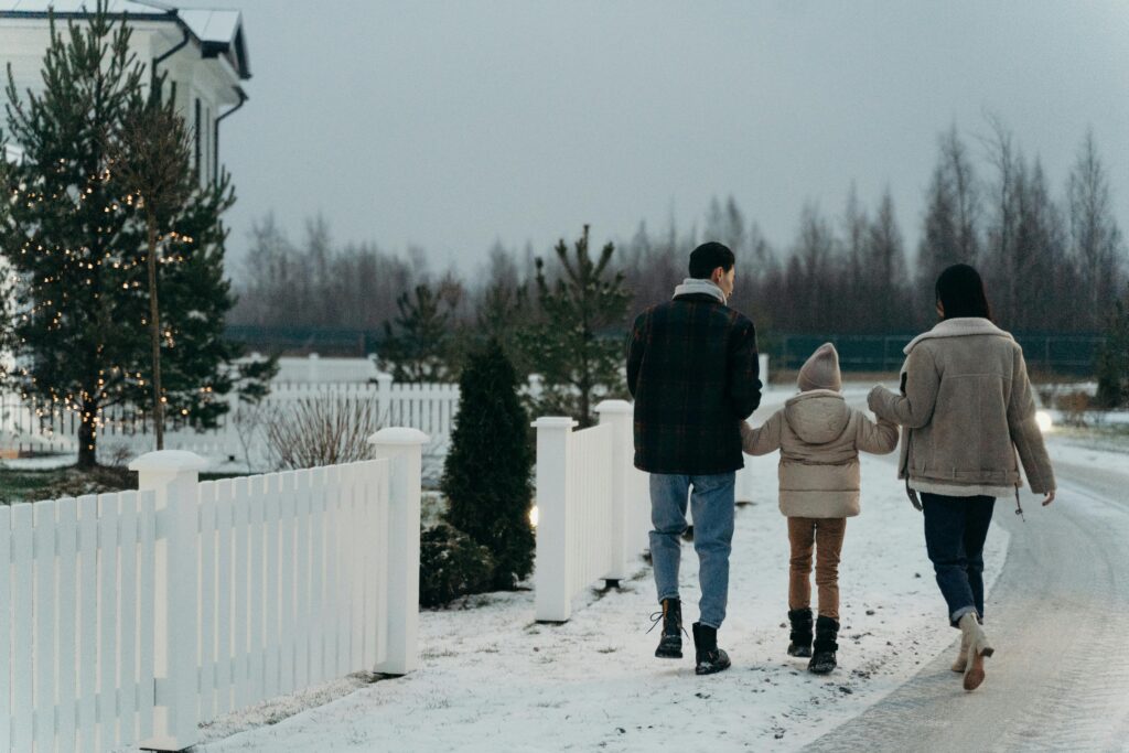 Ce faci atunci cand te muti intr-un apartament nou? Ghid de schimbare domiciliu 5 o familie care se plimba pe afara