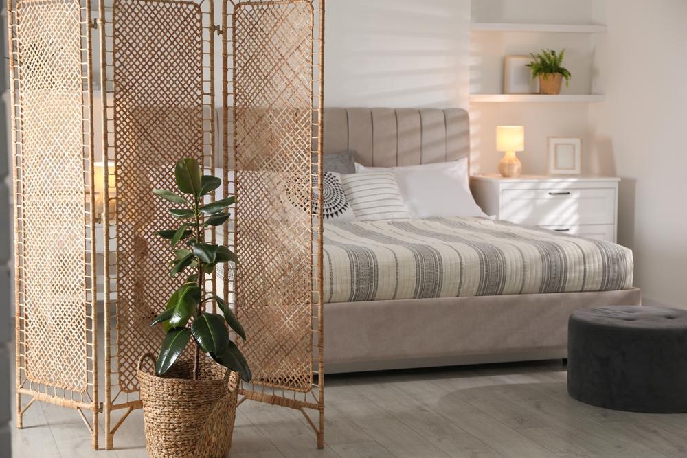 Amenajarea dormitorului: Ghidul complet pentru un spatiu de relaxare si odihna in functie de dimensiune si stil 24 spatiu delimitat in dormitor 2498704021