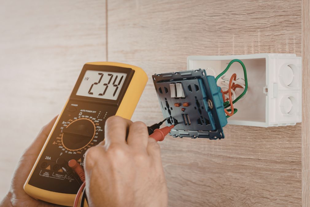 Cum să îți protejezi electrocasnicele din casă de fluctuațiile de tensiune? 10 Cum să îți protejezi electrocasnicele din casă de fluctuațiile de tensiune?