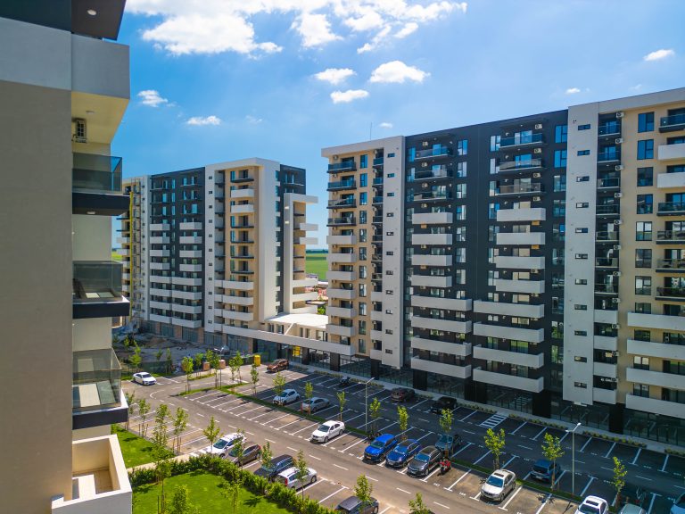 Locuinta modern compartimentata, curte privata, imobil premium – zona Bd. Metalurgiei