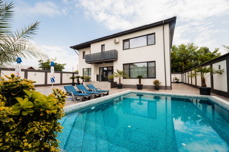 Vila exclusivista cu 5 camere, teren amplu, foisor ultra-echipat si piscina incalzita – Sector 5