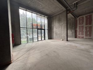 Spatiu comercial stradal de inchiriat pe Emil Racovita, Sector 4 | vitrine ample si acces multiplu